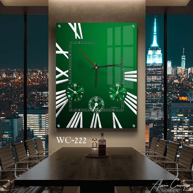 שעון קיר יוקרתי לסלון מזכוכית ברקע ירוק