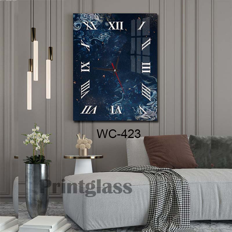 שעון זכוכית יוקרתי לקיר בסלון ברקע כחול כהה