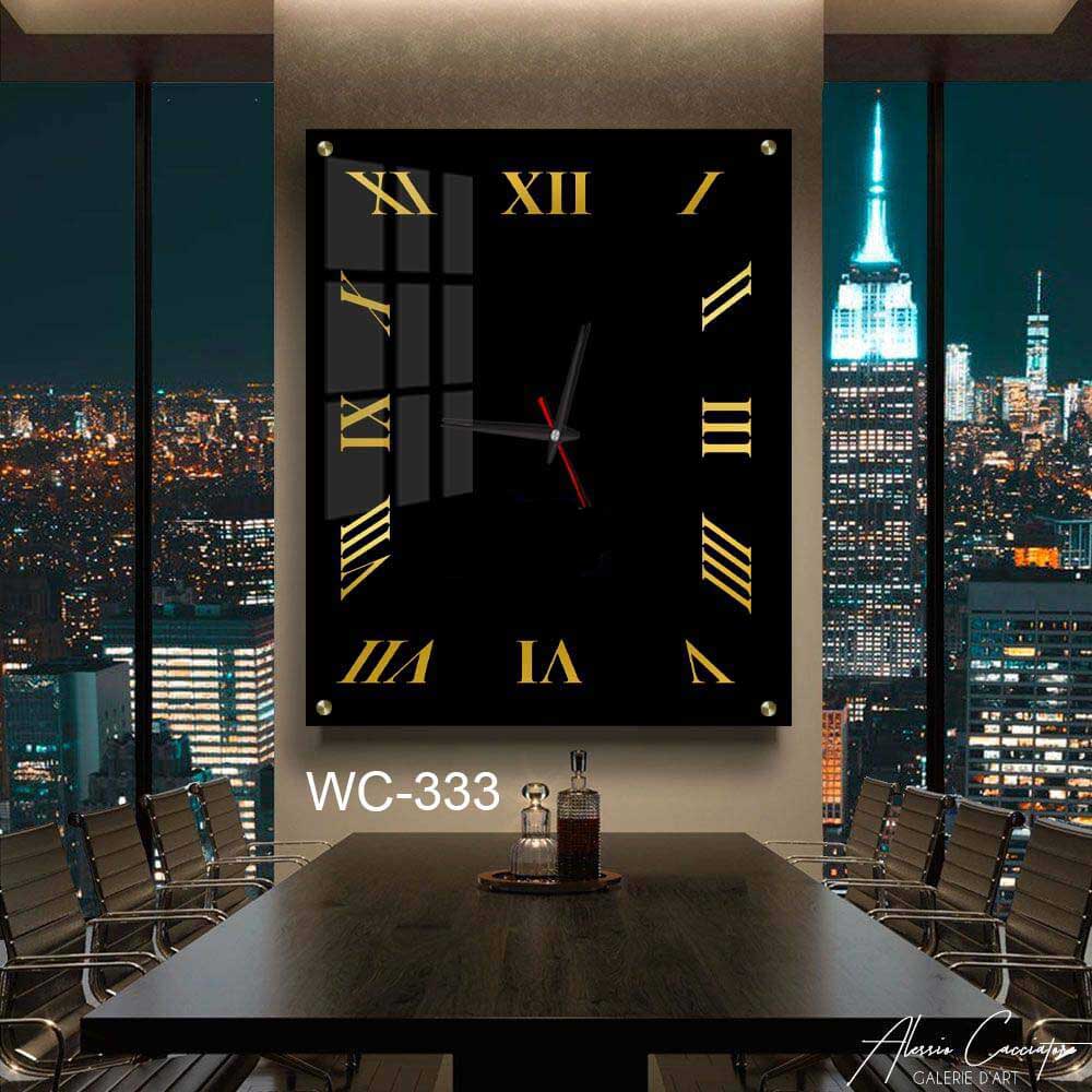 שעון זכוכית יוקרתי לקיר בסלון ברקע שחור חלק