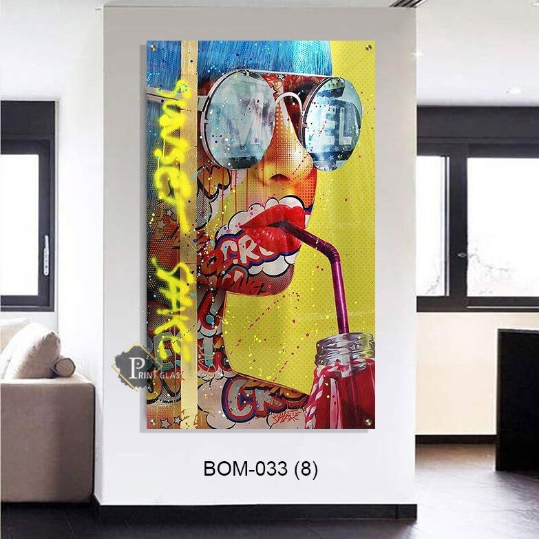 תמונה למשרד של אישה בזוקה מזכוכית