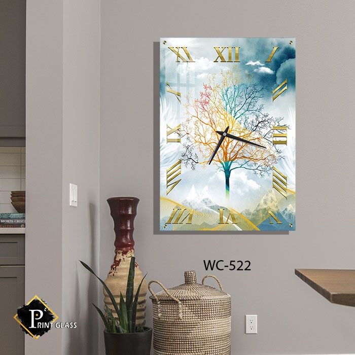 שעון קיר לסלון מזכוכית עם רקע של עץ צבעוני בסערה
