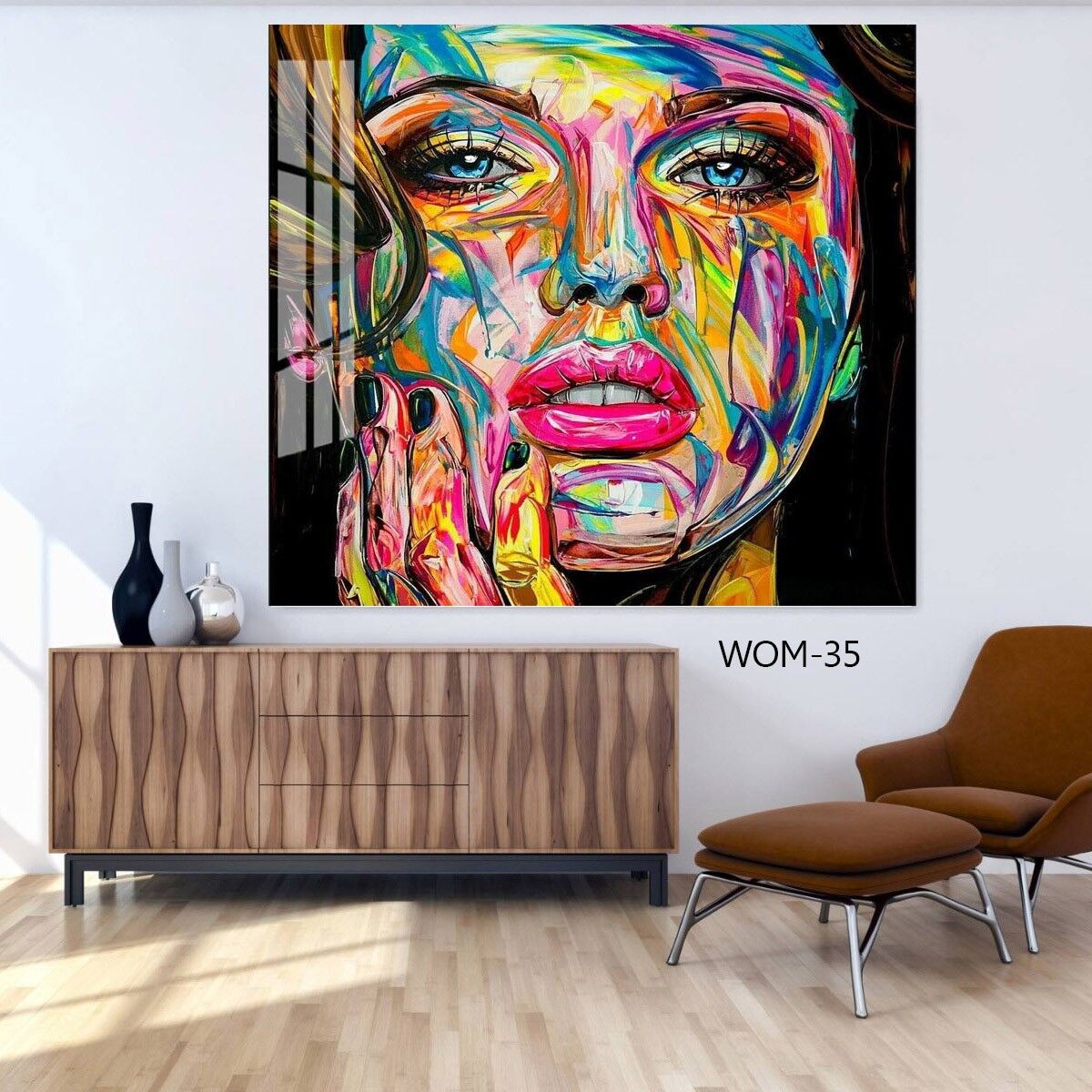 אישה צבעונית - תמונת זכוכית מרובעת לחדר שינה או למשרד