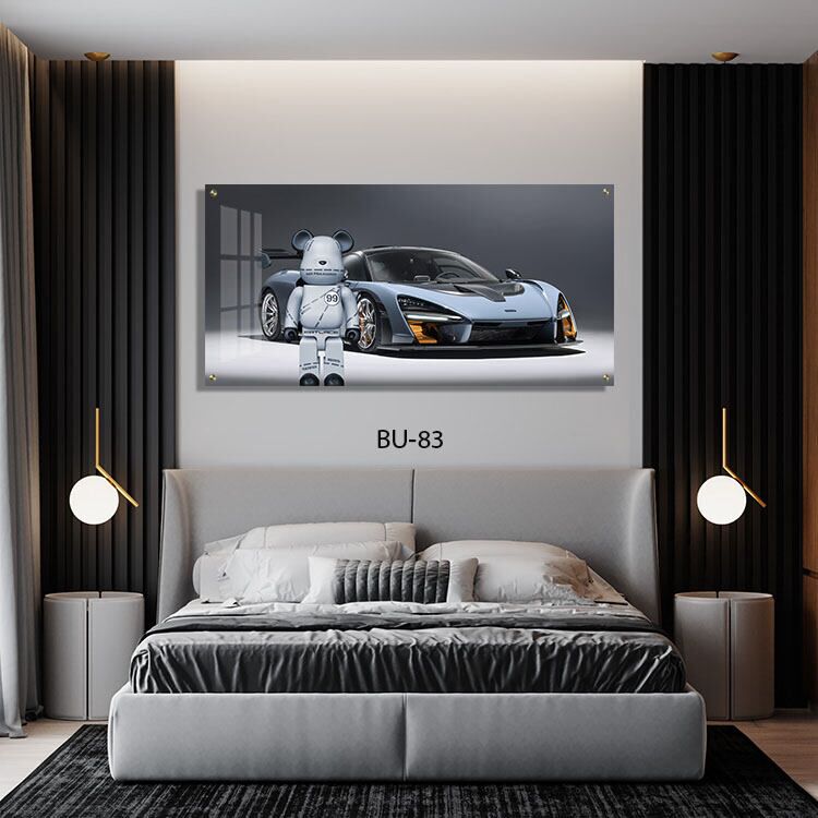 תמונה לחדר שינה מזכוכית של דובי לבן ליד רכב ספורט