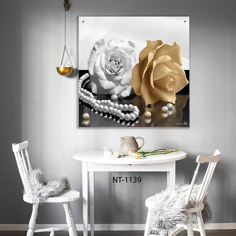 תמונה לפינת אוכל ורדים בשחור־לבן וזהב