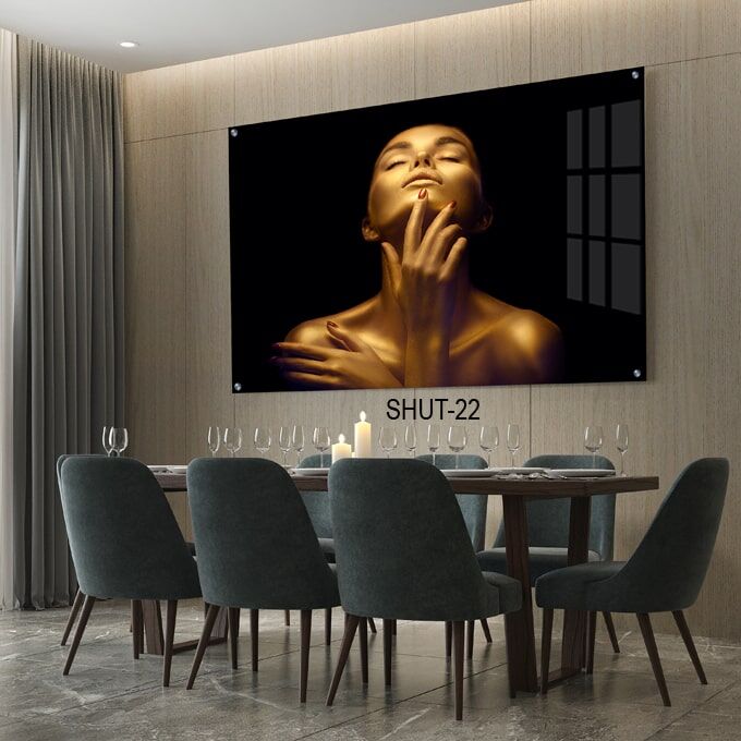 תמונה של אישה מזהב