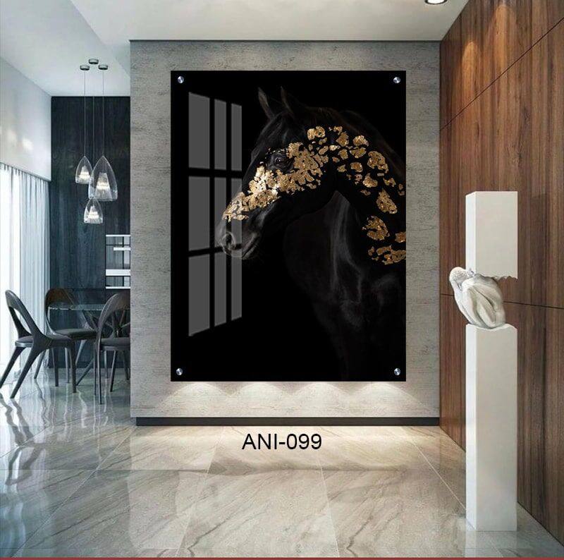 תמונה סוס שחור מעוטר זהב