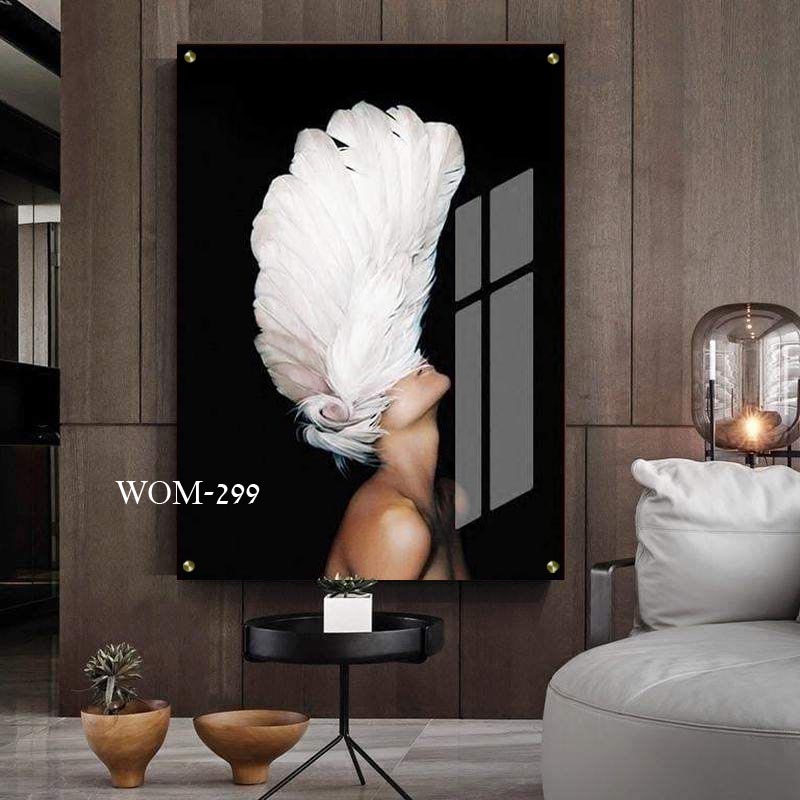 אישה עם כנף על הראש