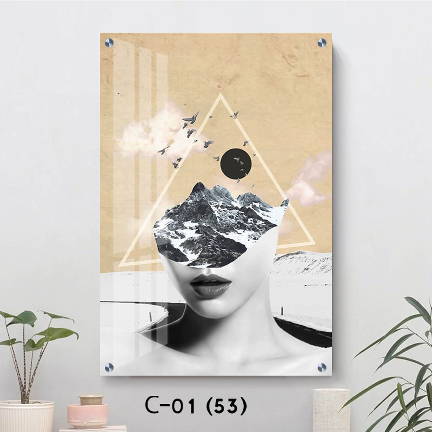 תמונת זכוכית לסלון של אישה הרים