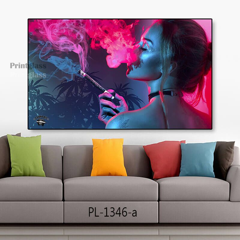 תמונת זכוכית לסלון או לחדא השינה של אישה עם סיגר בערפל