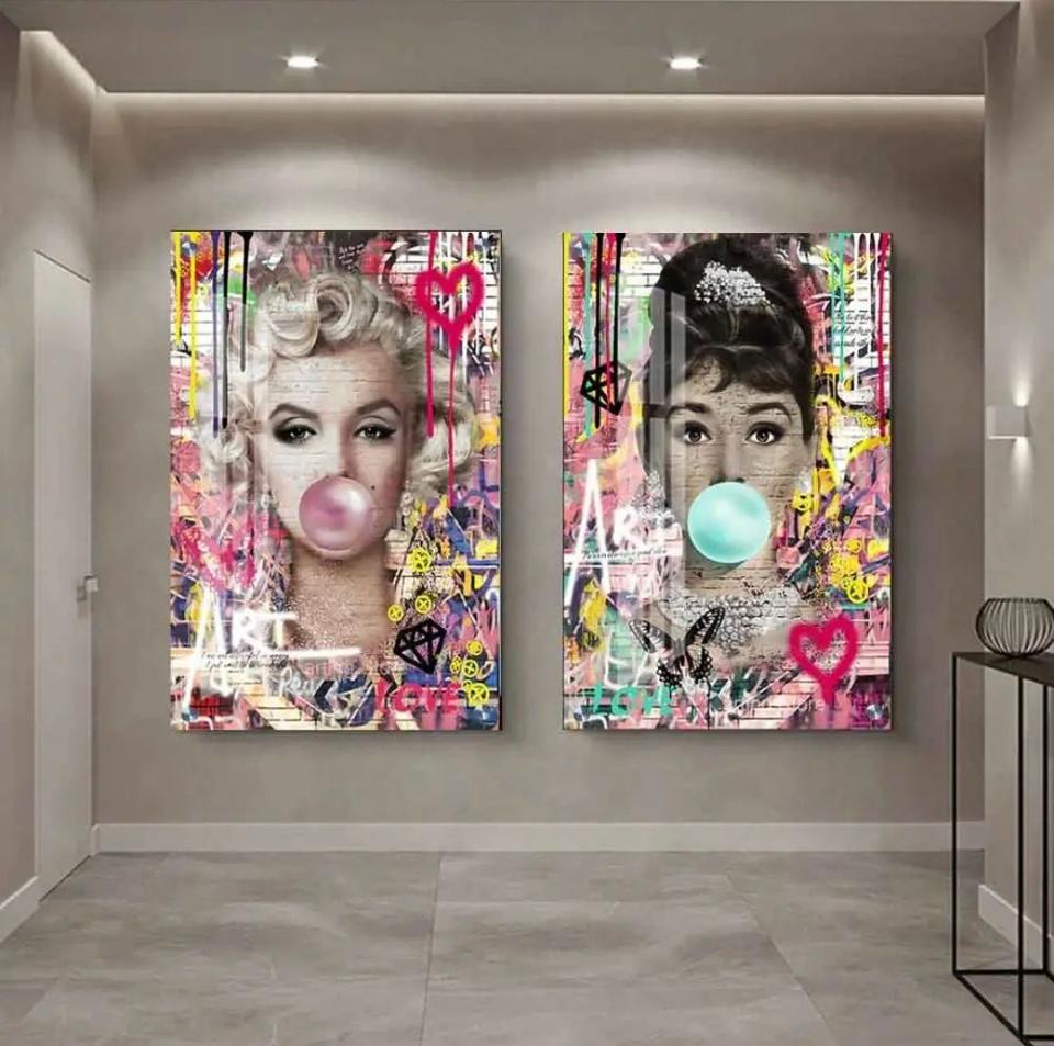 זוג תמונות קנבס לסלון או לחדר שינה של נשים עם בלון מסטיק