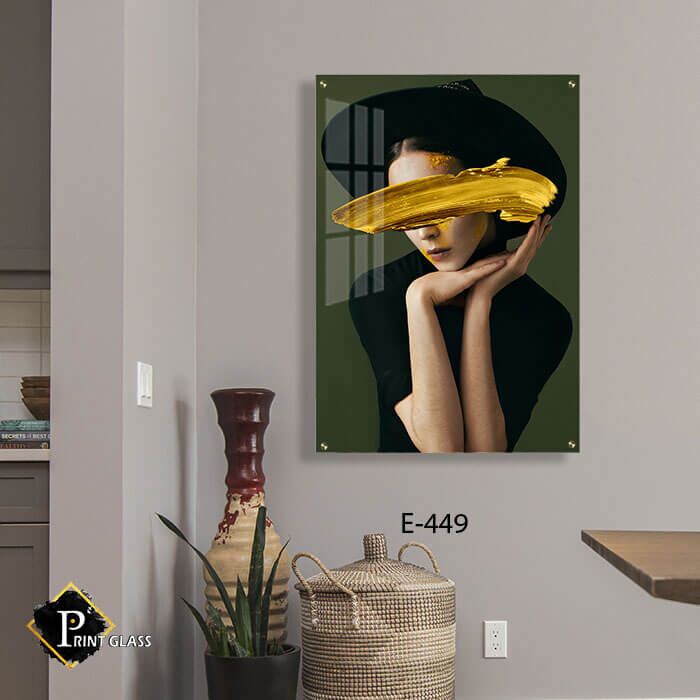 אישה עם צבע על הפנים - תמונת על זכוכית לסלון או לפינת האוכל