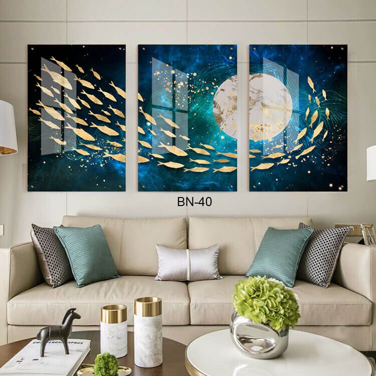 תמונות לפינת האוכל מזכוכית של דגים שוחים ברקע כחול