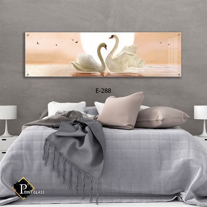 תמונה לפינת האוכל מזכוכית של ברבורים בצבעים שקטים