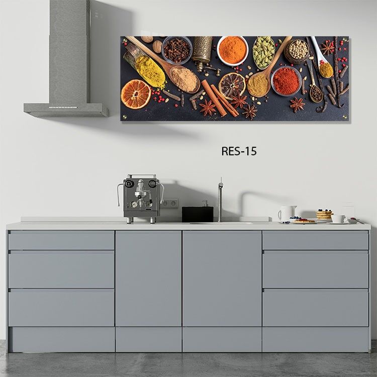 תמונה לפינת האוכל מזכוכית של כפיות תבלינים למטבח