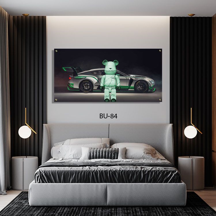 תמונת זכוכית לחדר שינה של דובי ירוק ליד רכב זוהר