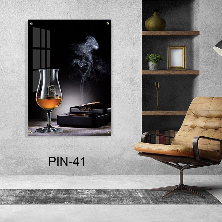 תמונה לסלון מזכוכית של כוס ויסקי וסיגר