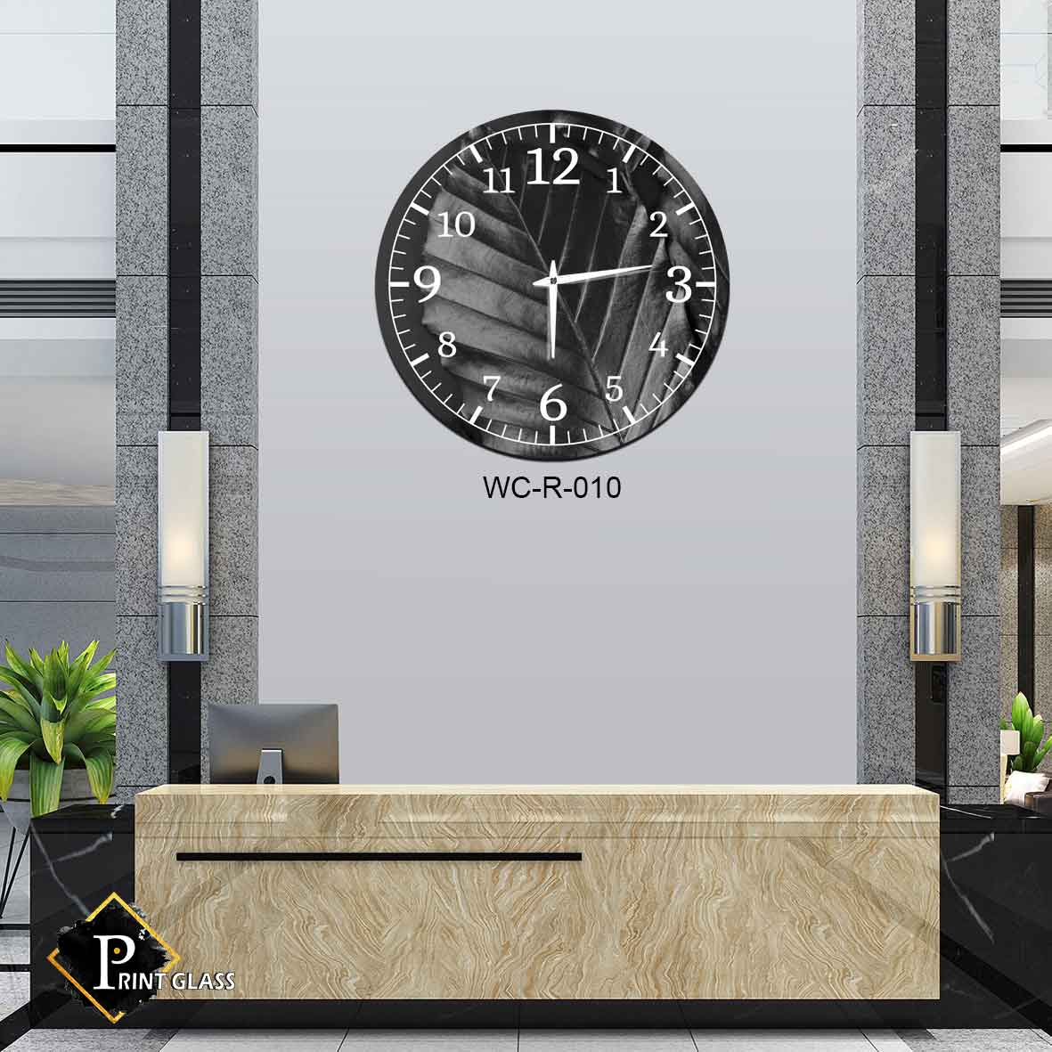 שעון קיר שחור לפינת אוכל גדול מזכוכית ברקע עלה לבן