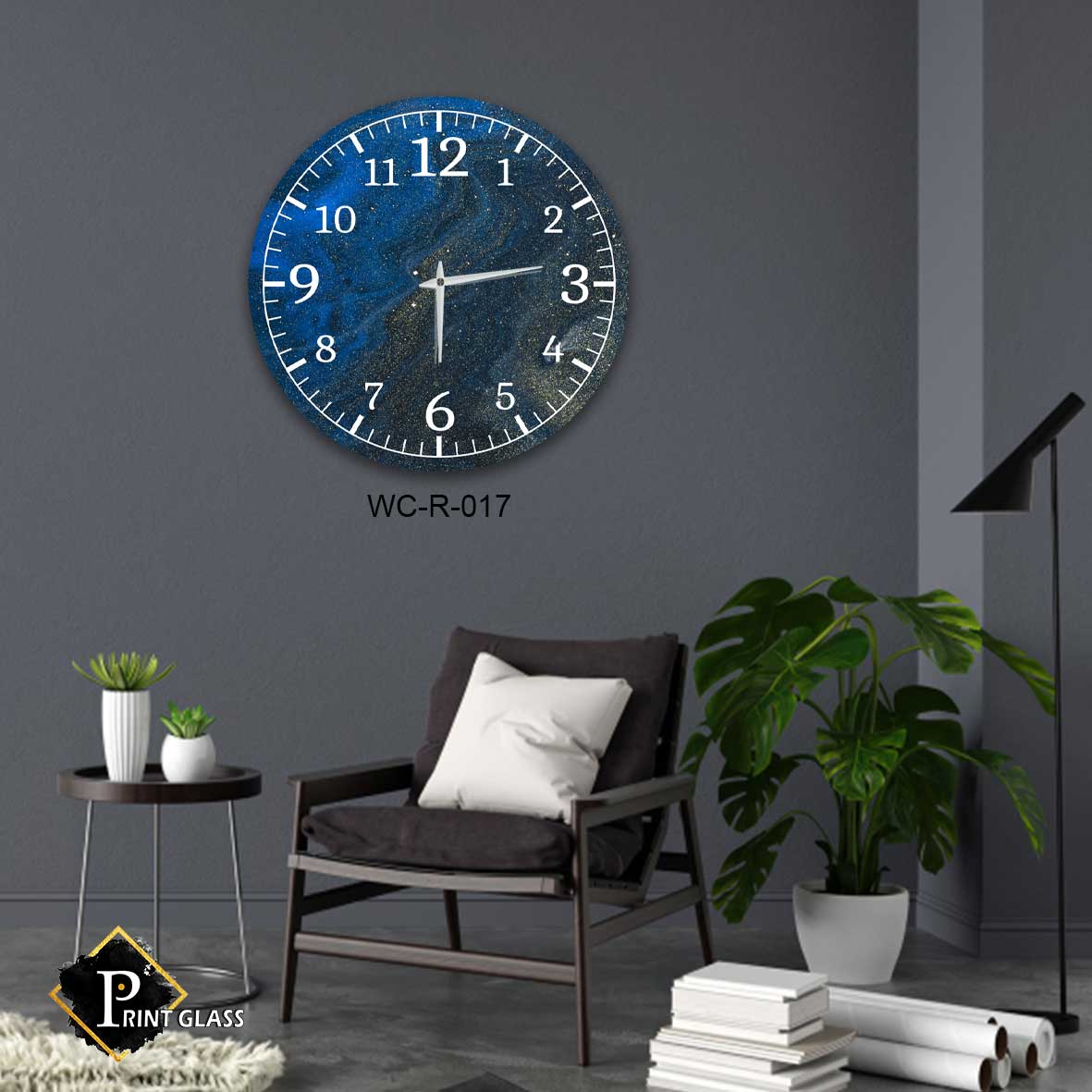 שעון קיר דקורטיבי לפינת אוכל מזכוכית ברקע חלל