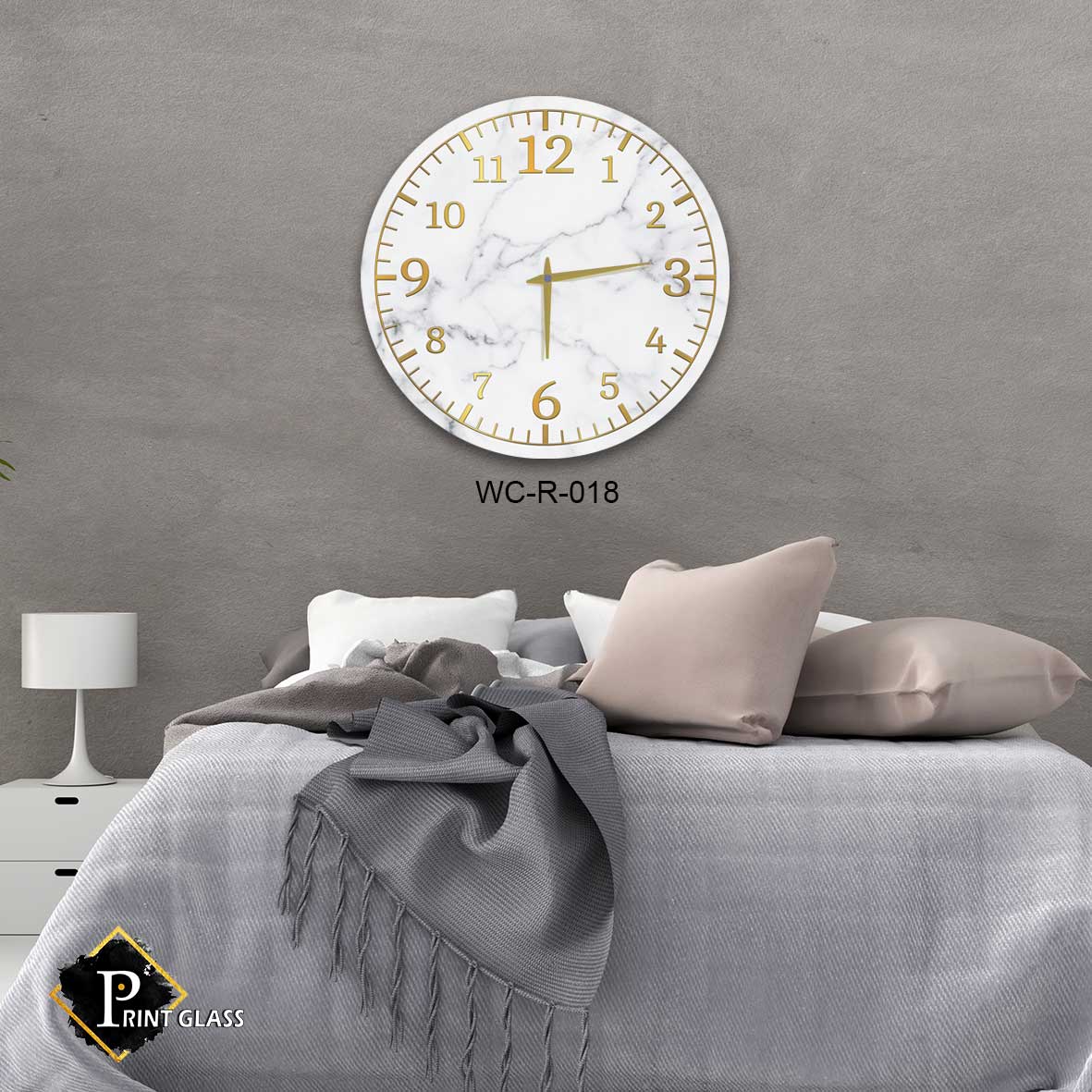 שעון קיר לבן לפינת אוכל מזכוכית ברקע שיש ומספרים מזהב