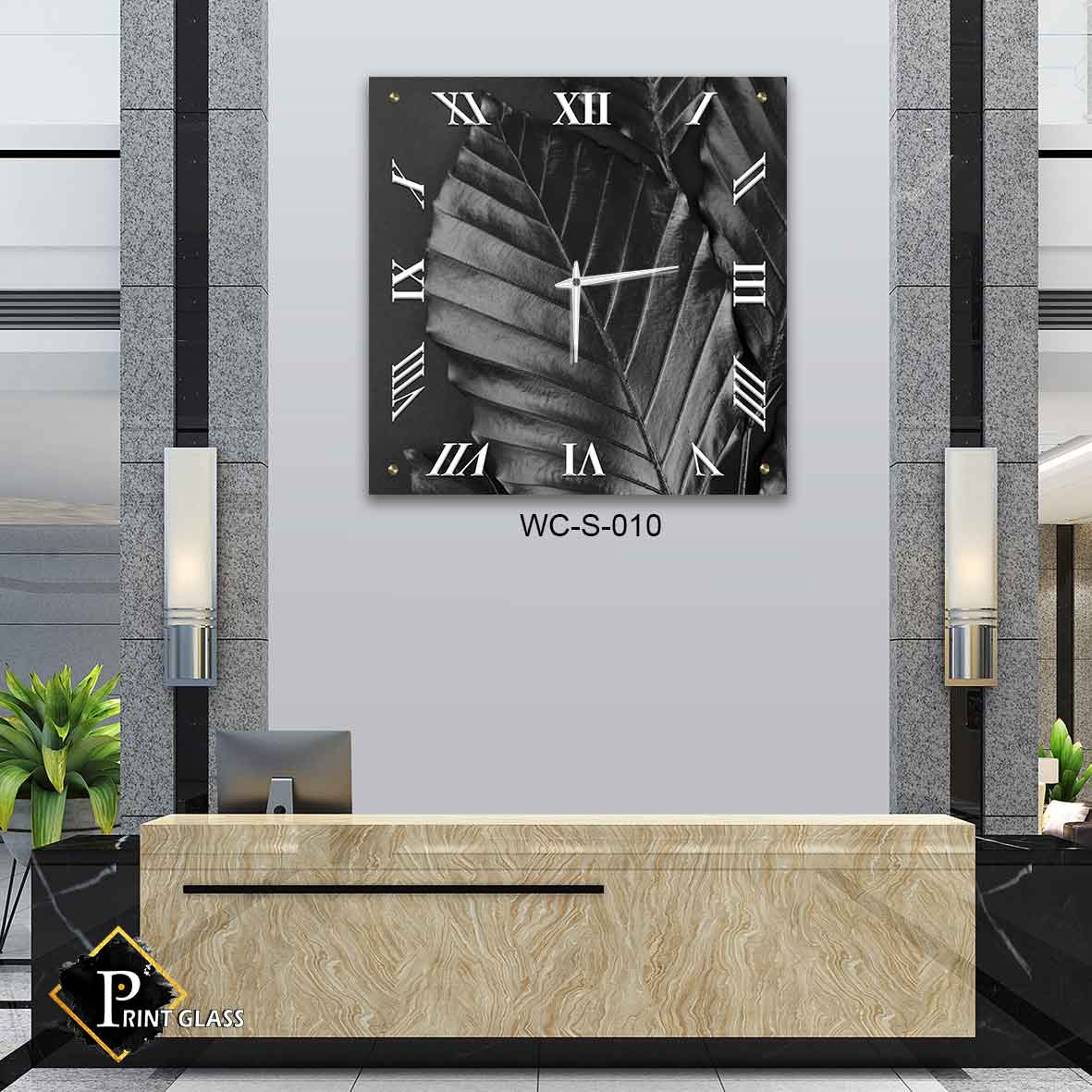 שעון קיר מעוצב לסלון מזכוכית ברקע עלה שחור