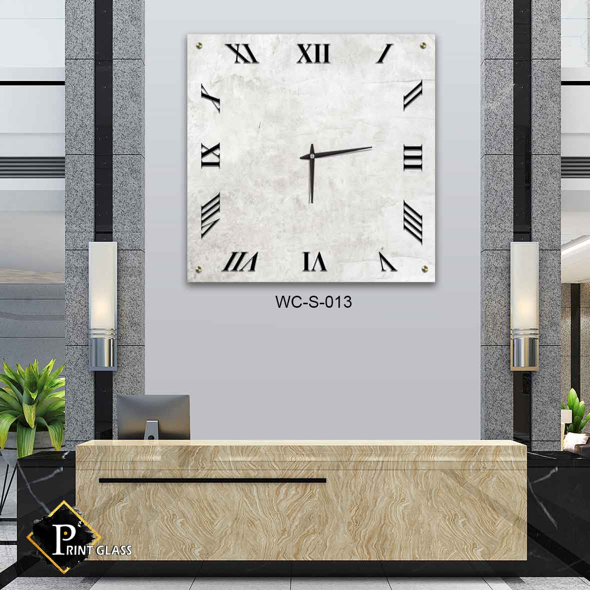 שעון קיר לפינת אוכל מזכוכית ברקע אפור אבן