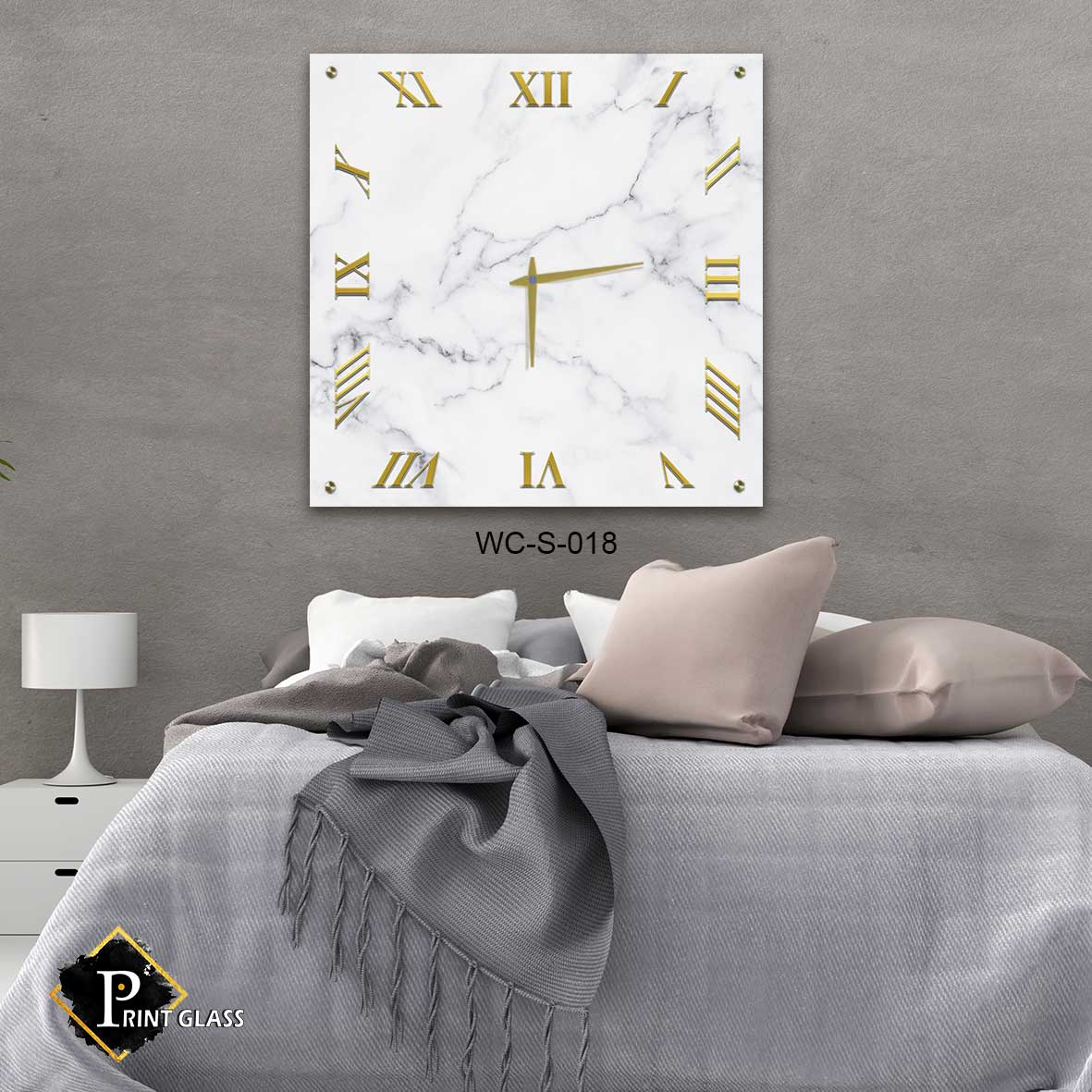 שעון קיר לבן לסלון מזכוכית ברקע שיש זהב