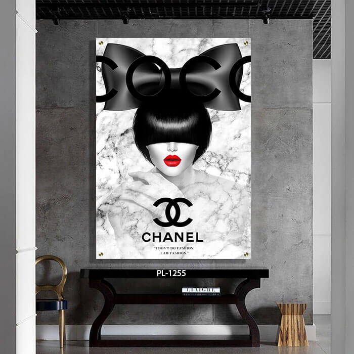 תמונה לסלון של אישה עם פפיון על הראש