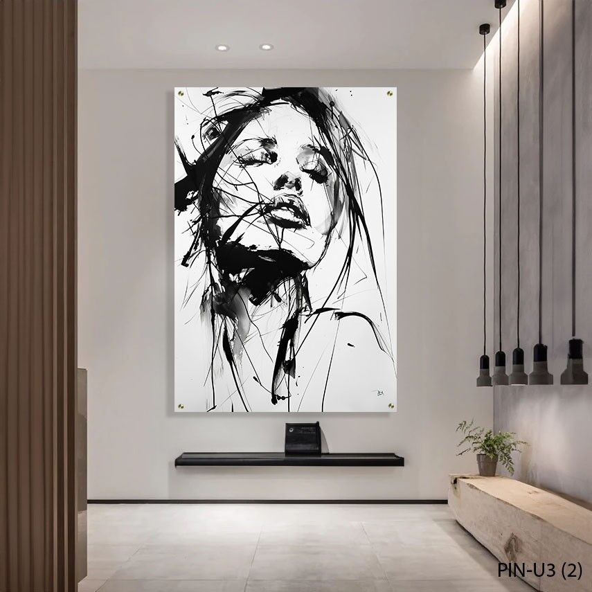 תמונה ללובי בניין של דיוקן אישה מופשט בשחור לבן