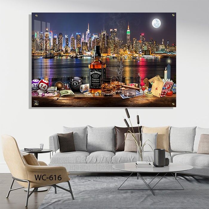תמונה לסלון של בקבוק וויסקי ג׳ק דניאלס עם נוף עירוני לילי