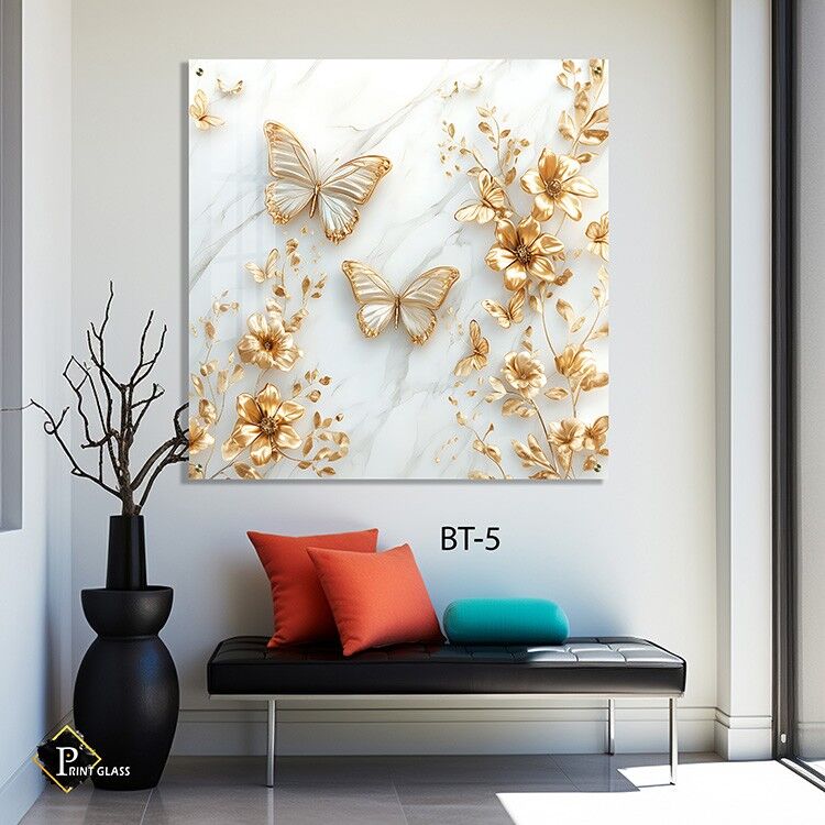 תמונה ללובי בניין של פרפרים ופרחים מוזהבים על רקע שיש לבן